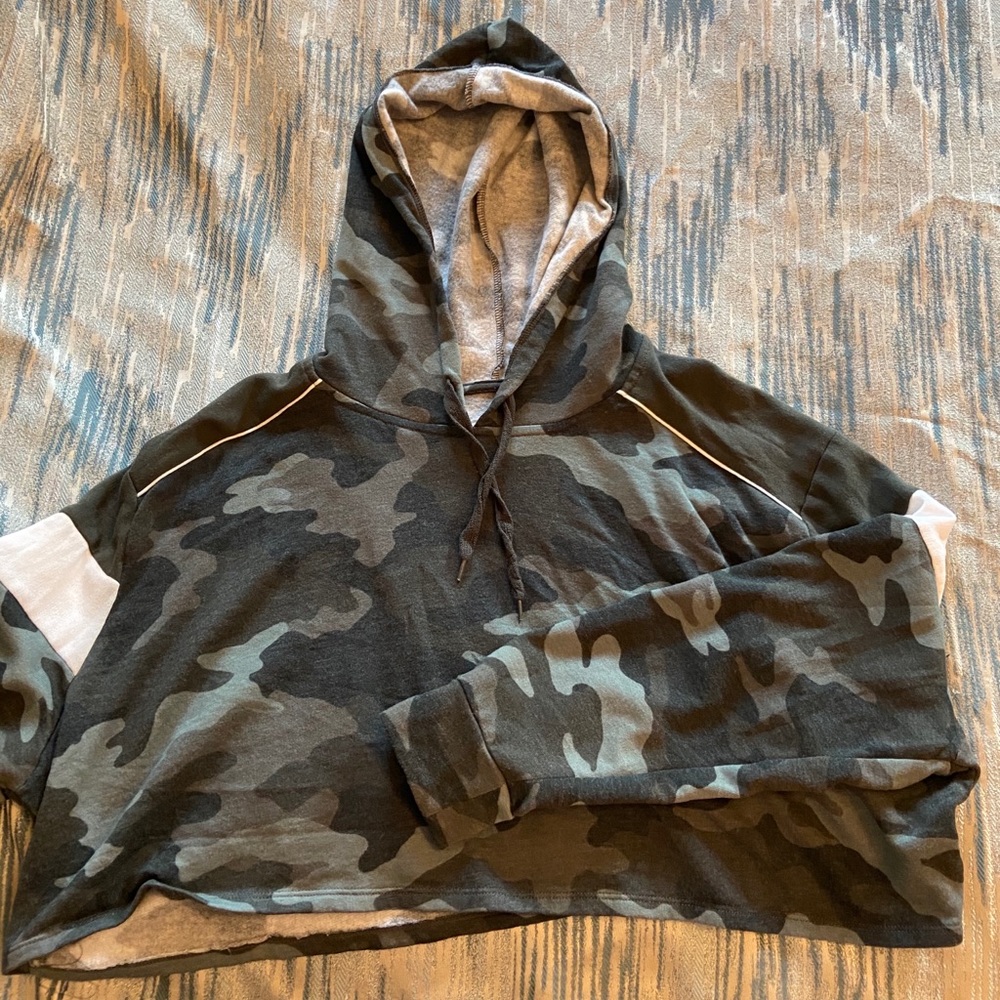 Cropped camo sweatshirt